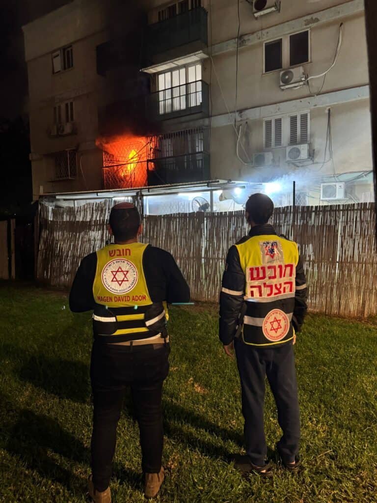 מתנדבי הצלה מעניקים טיפול רפואי בזירת שריפה