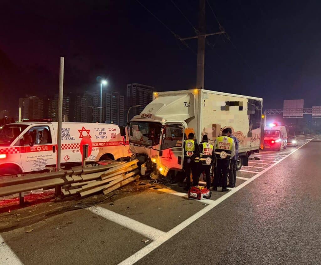 מתנדבי הצלה מעניקים טיפול רפואי בזירת תאונת דרכים