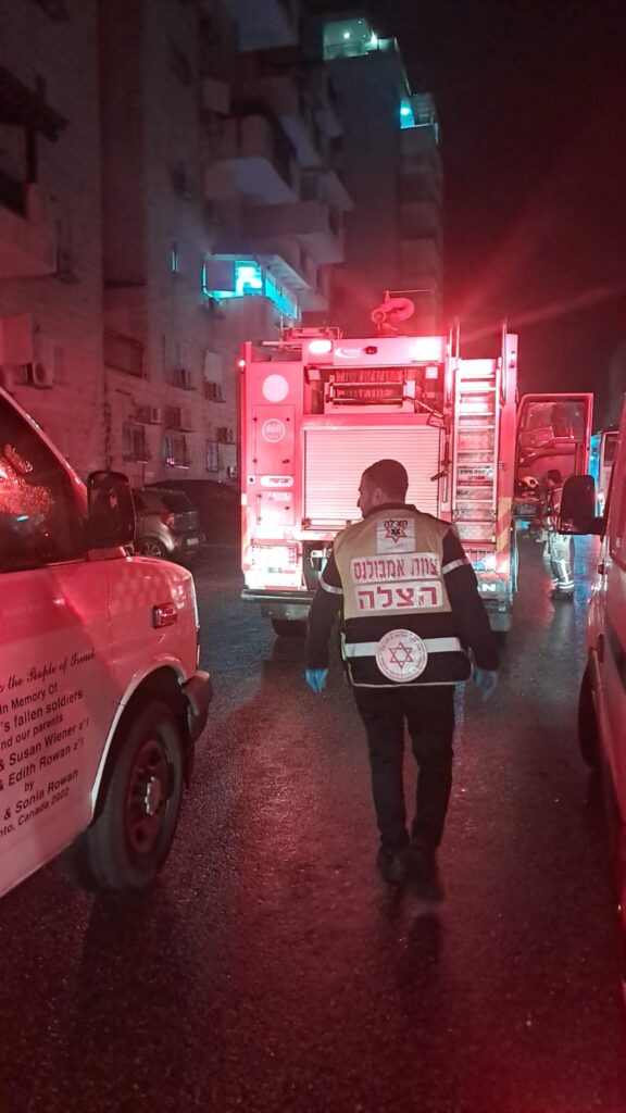 מתנדבי הצלה מעניקים טיפול רפואי בזירת שריפה