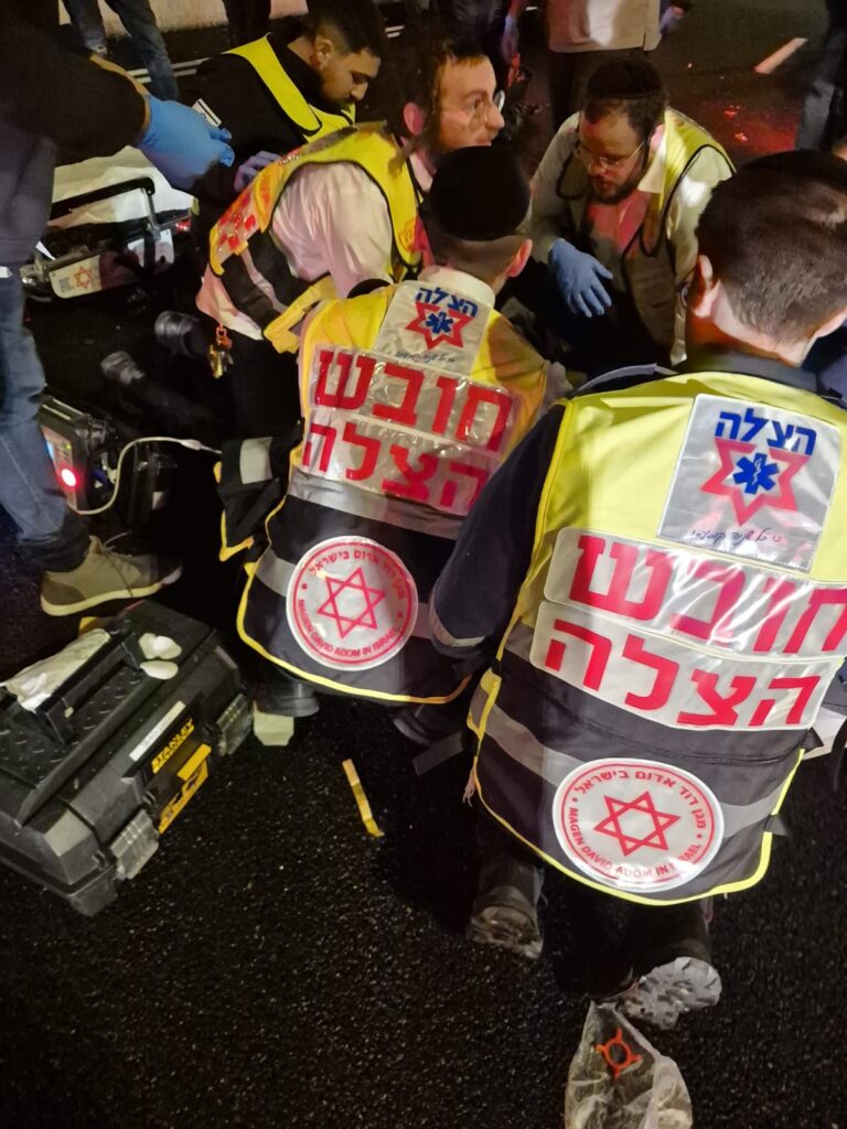מתנדבי הצלה מעניקים טיפול רפואי בזירת תאונת דרכים