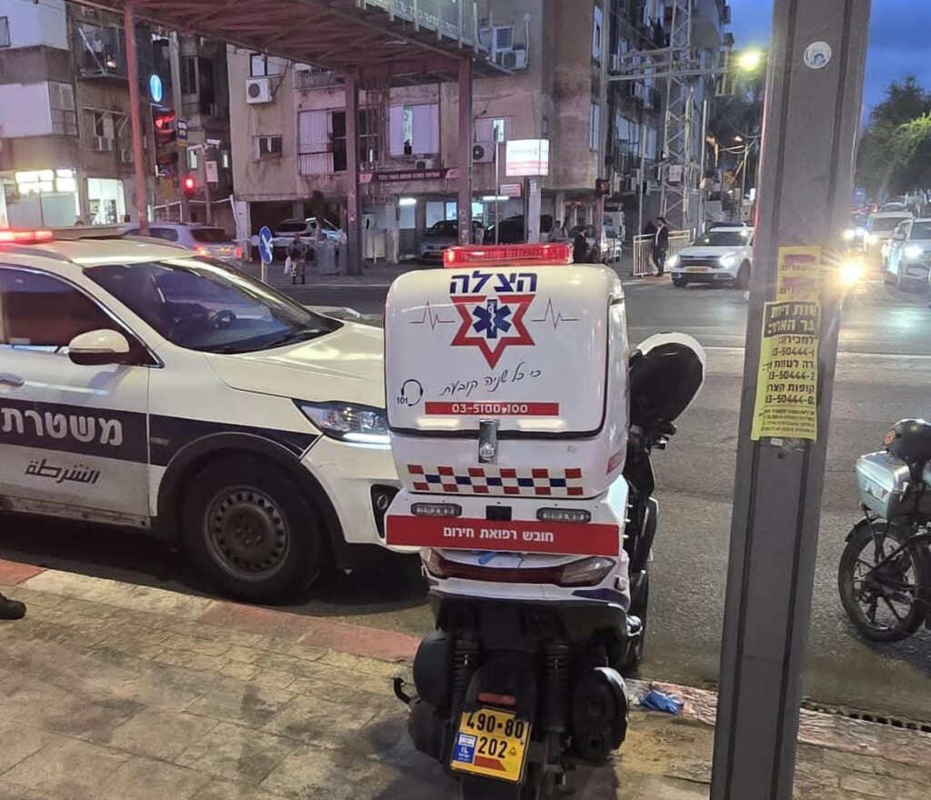 מתנדבי הצלה מעניקים טיפול רפואי באירוע אלימות