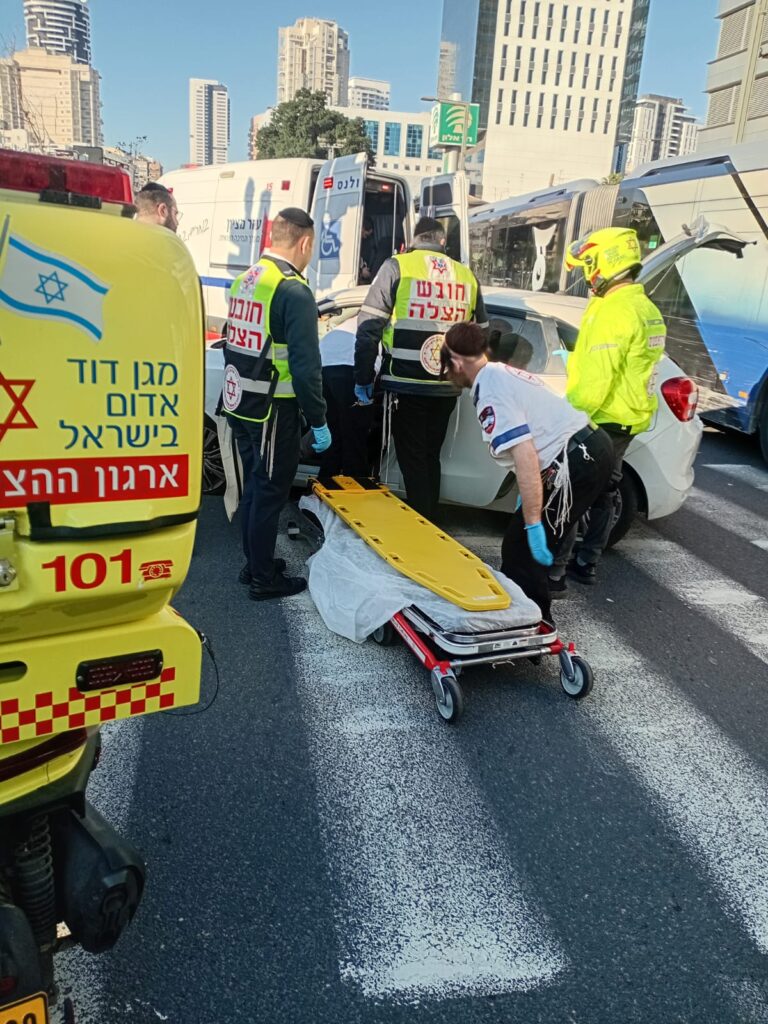מתנדבי הצלה מעניקים טיפול רפואי בזירת תאונת דרכים