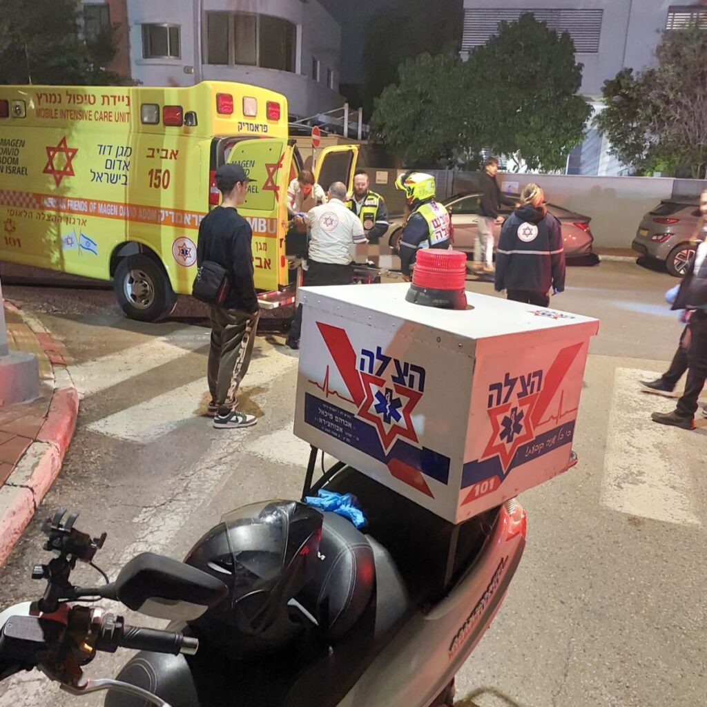 מתנדבי הצלה מעניקים טיפול רפואי בזירת תאונת דרכים