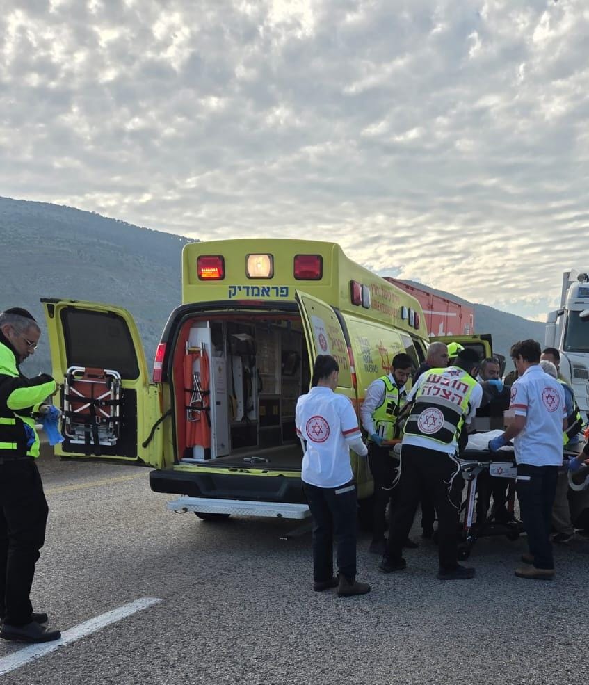 מתנדבי הצלה מעניקים טיפול רפואי בזירת תאונת דרכים