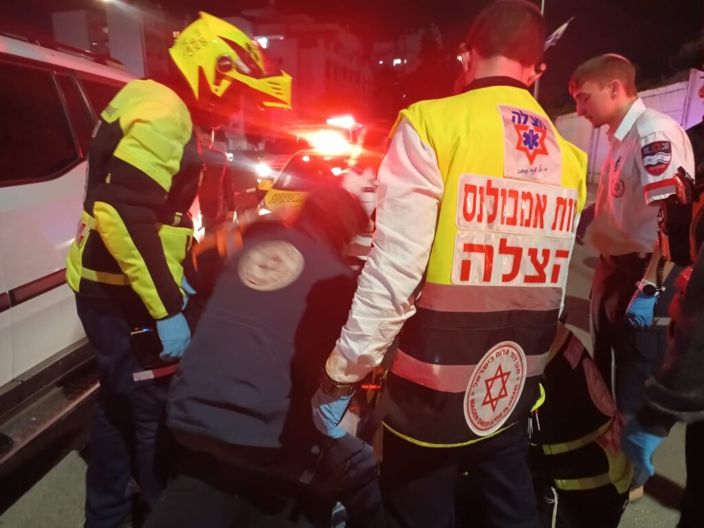 מתנדבי הצלה בהחייאה על גבר שהתמוטט ברכבו