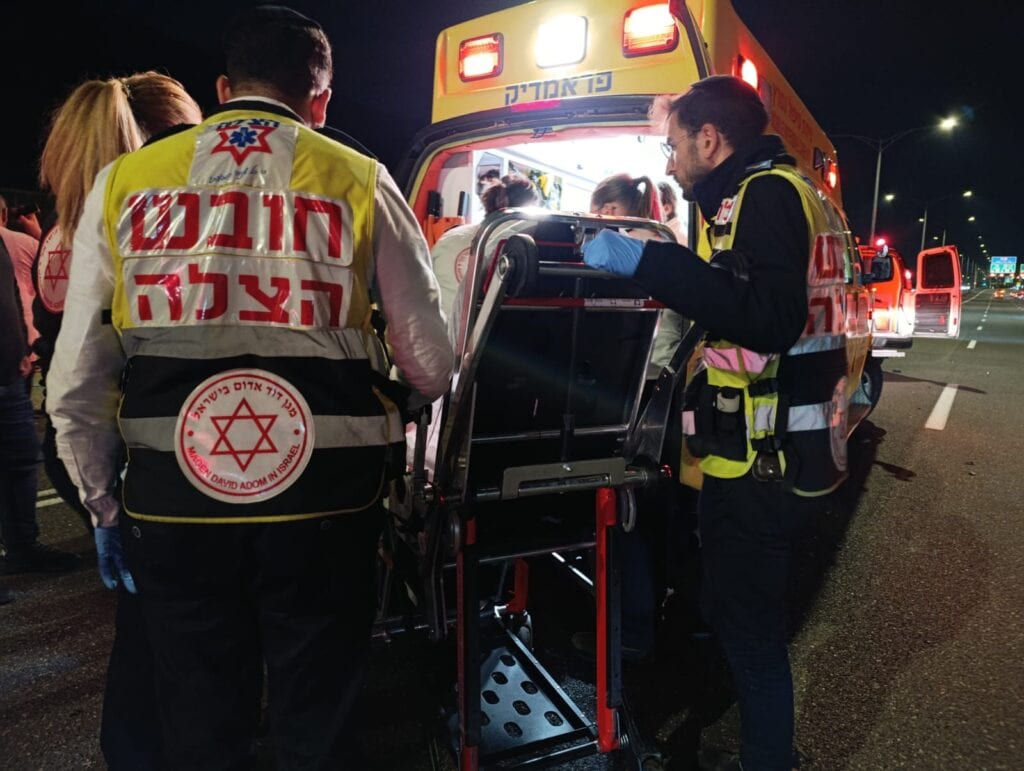 מתנדבי הצלה מעניקים טיפול רפואי בזירת תאונת דרכים