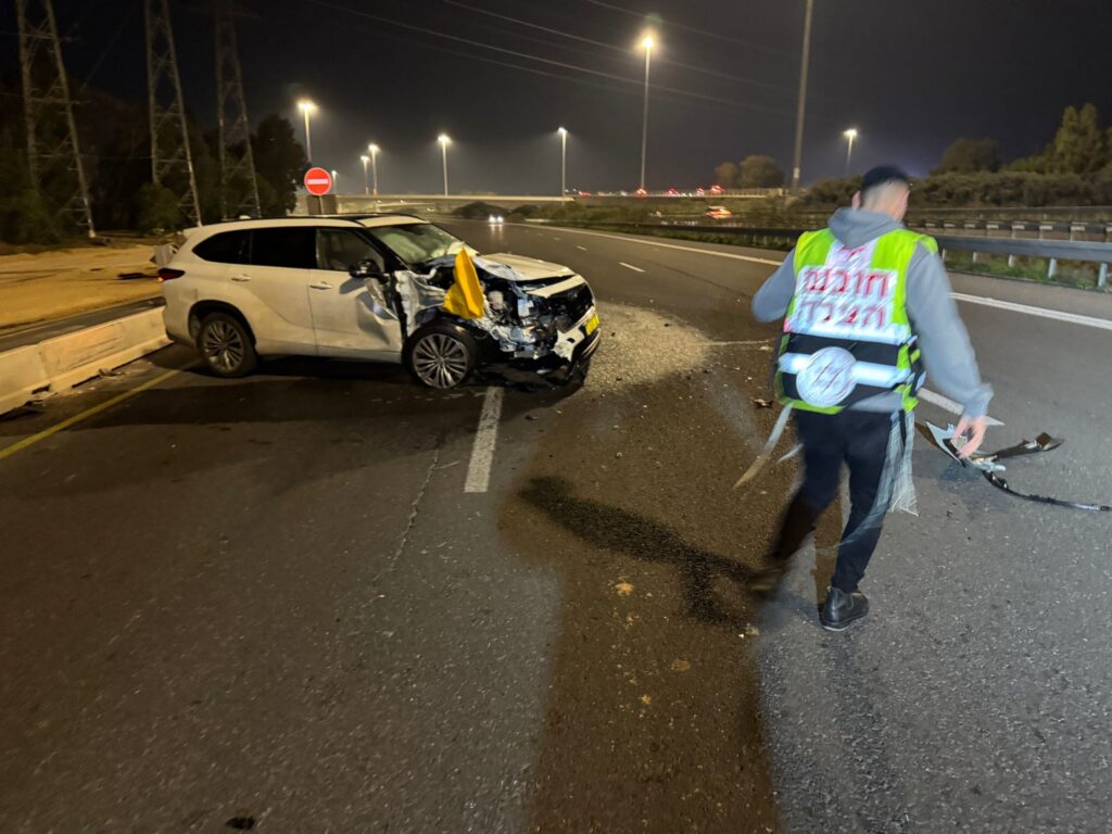 מתנדבי הצלה מעניקים טיפול רפואי בזירת תאונת דרכים