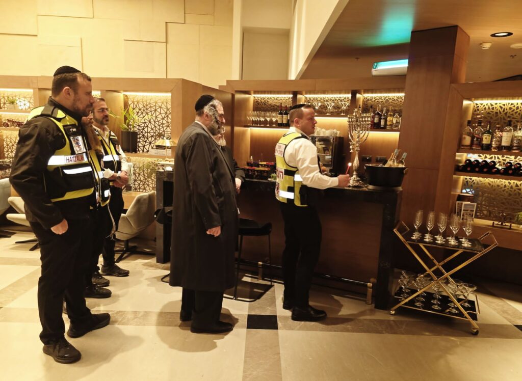 הנהלת ארגון הצלה בהדלקת נרות חנוכה בטרמינל פתאל