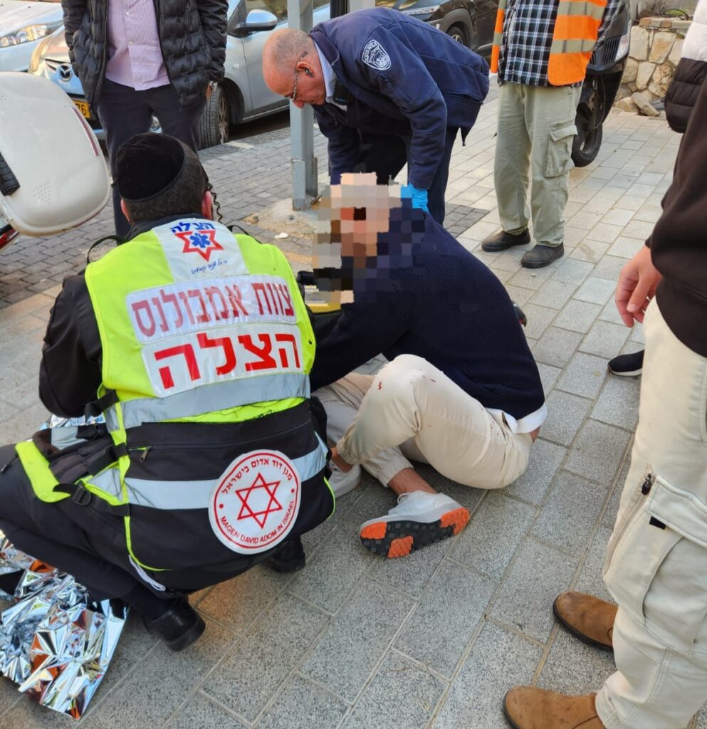 מתנדבי הצלה מעניקים טיפול רפואי בזירת תאונת דרכים