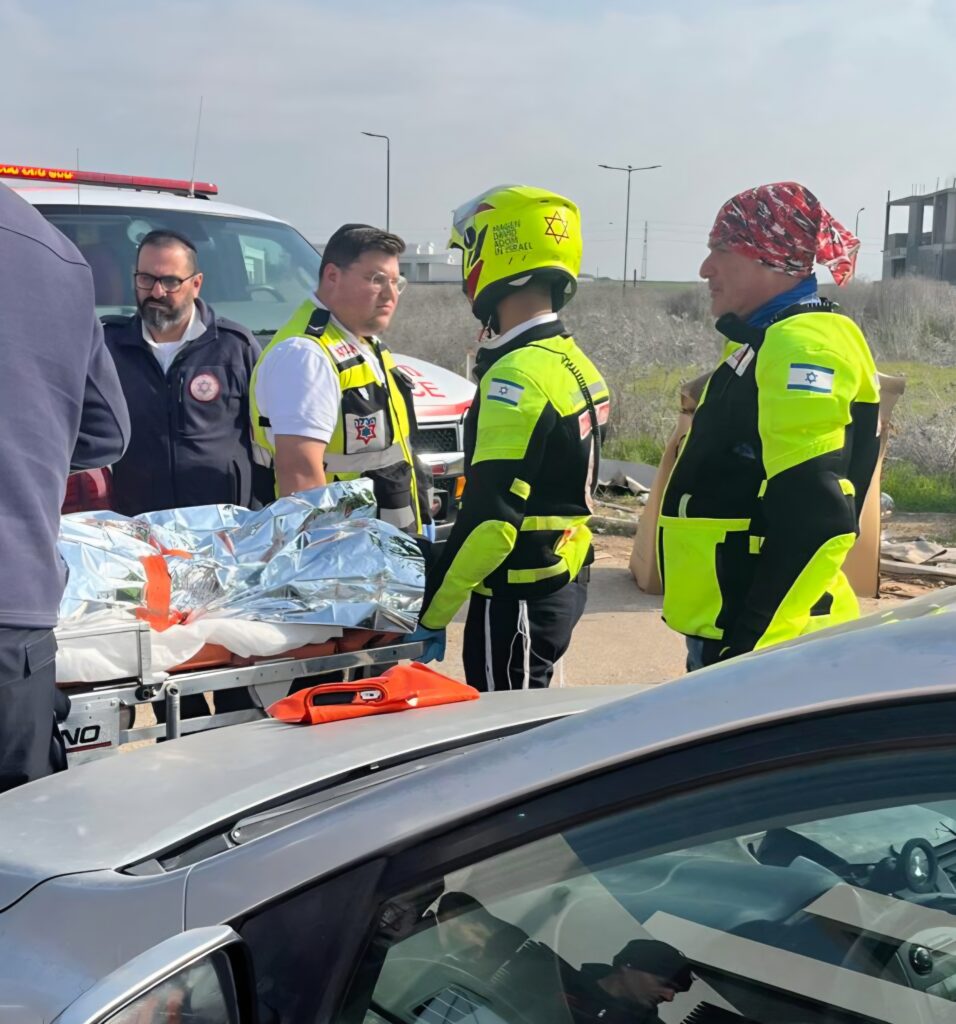 מתנדבי הצלה מעניקים טיפול רפואי בזירת פציעה קשה