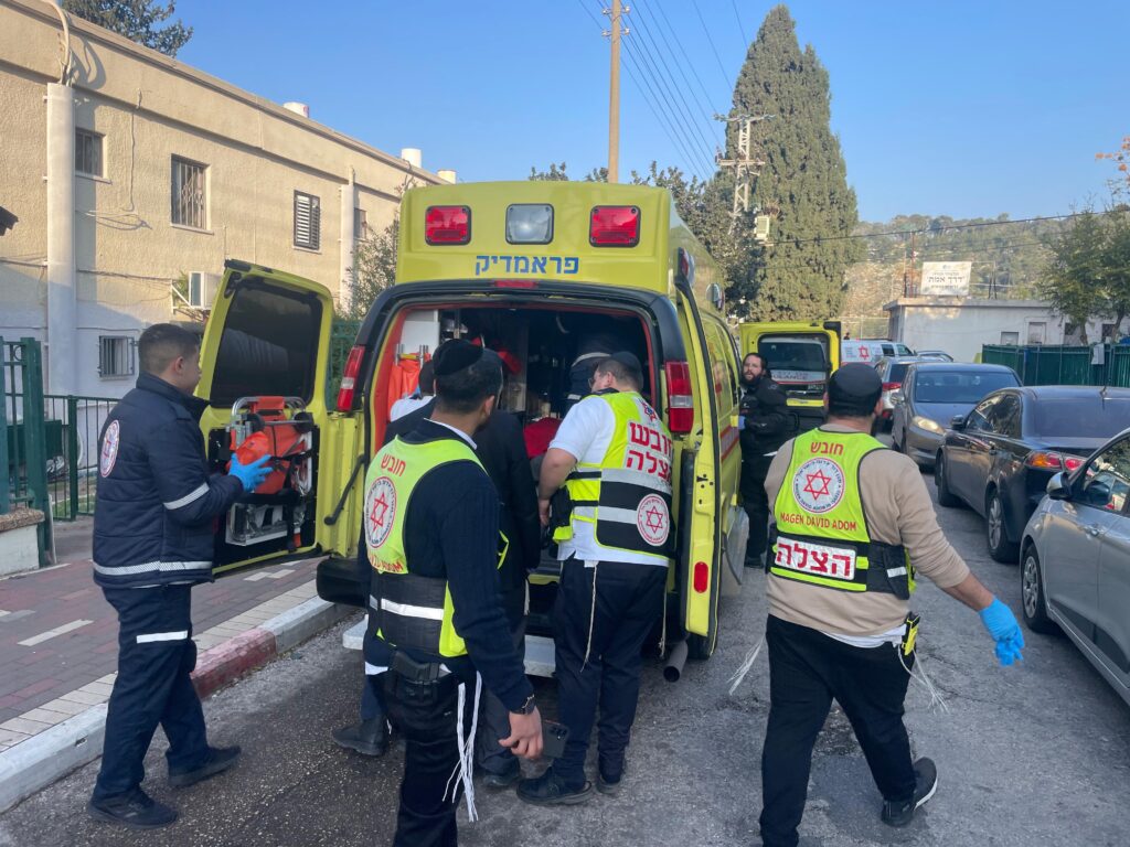 מתנדבי הצלה מעניקים טיפול רפואי לילד שנפצע