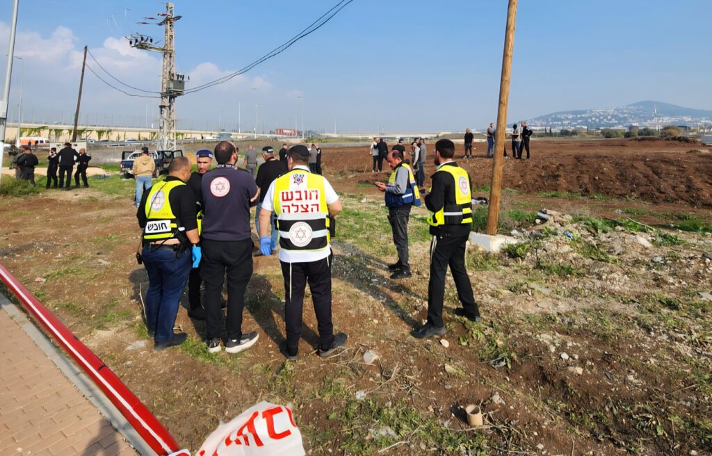 מתנדבי הצלה מעניקים טיפול רפואי בזירת פיגוע קטלני במרחב גלבוע