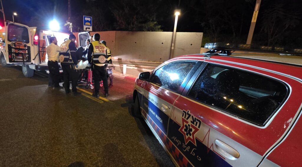 מתנדבי הצלה מעניקים טיפול רפואי לאדון שנחבל ברחוב