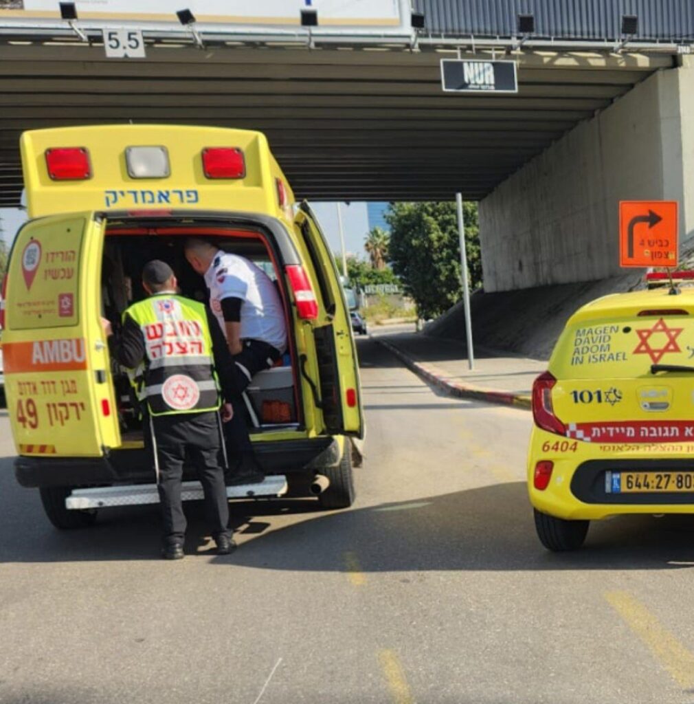 מתנדבי הצלה מעניקים טיפול רפואי בזירת תאונת דרכים