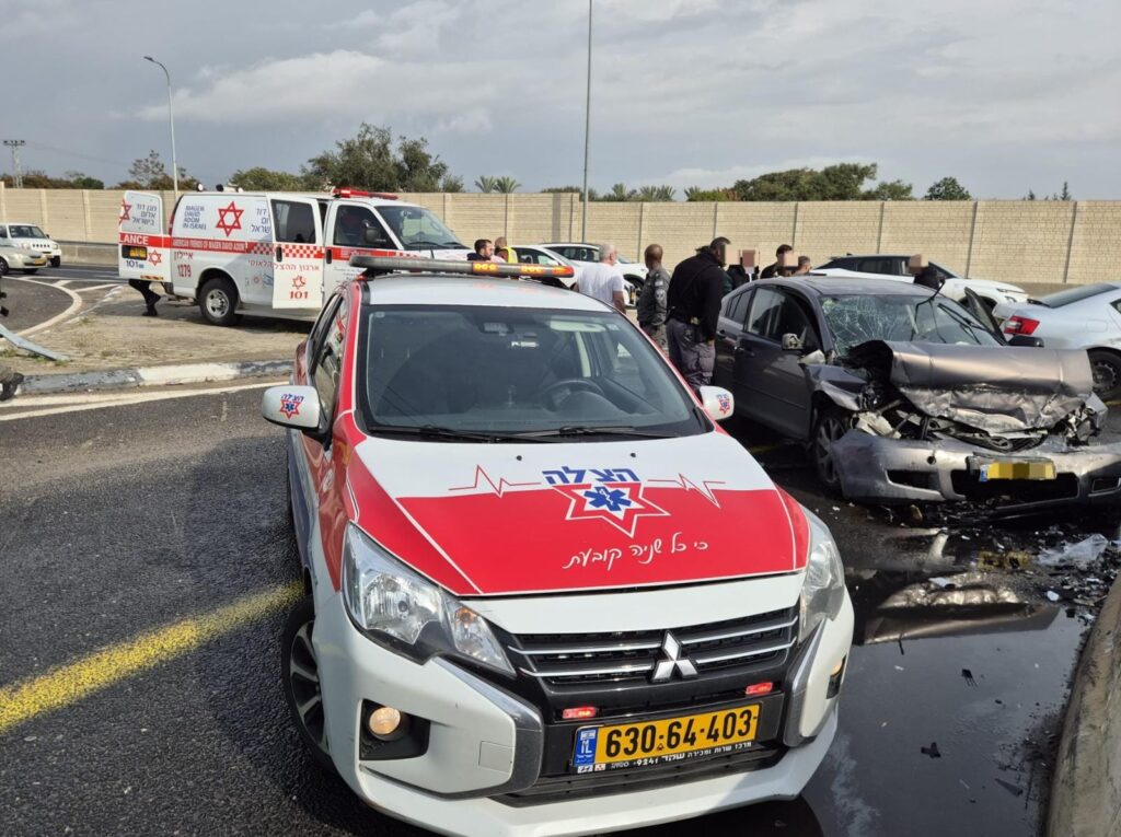 מתנדבי הצלה מעניקים טיפול רפואי בזירת תאונת דרכים