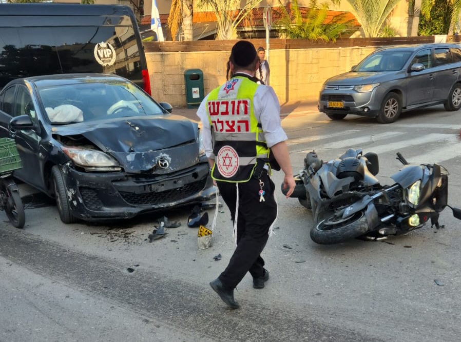 מתנדבי הצלה מעניקים טיפול רפואי בזירת תאונת דרכים