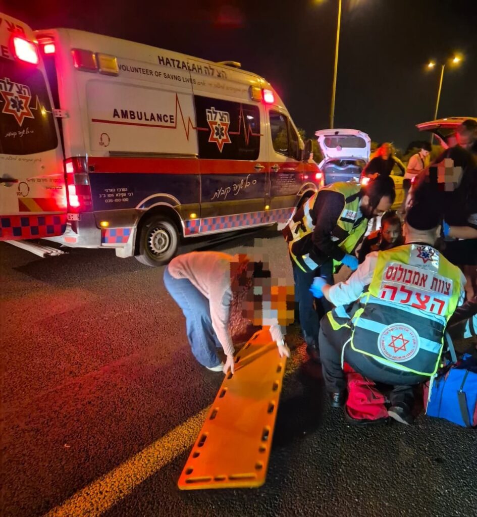 מתנדבי הצלה מעניקים טיפול רפואי בזירת תאונת דרכים