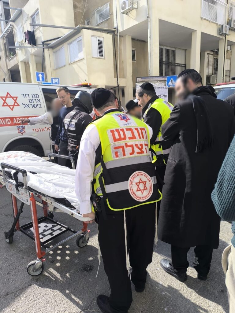 מתנדבי הצלה מעניקים טיפול רפואי בזירת תאונת דרכים