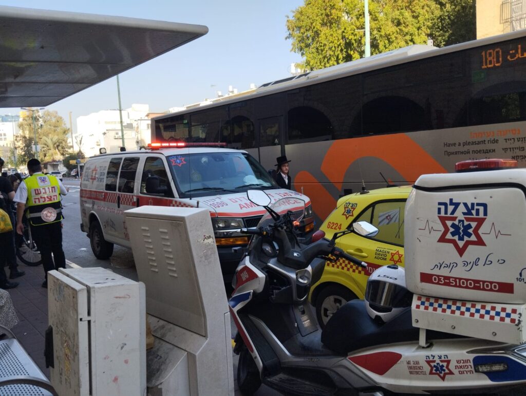 מתנדבי הצלה מעניקים טיפול רפואי בקריאת חירום