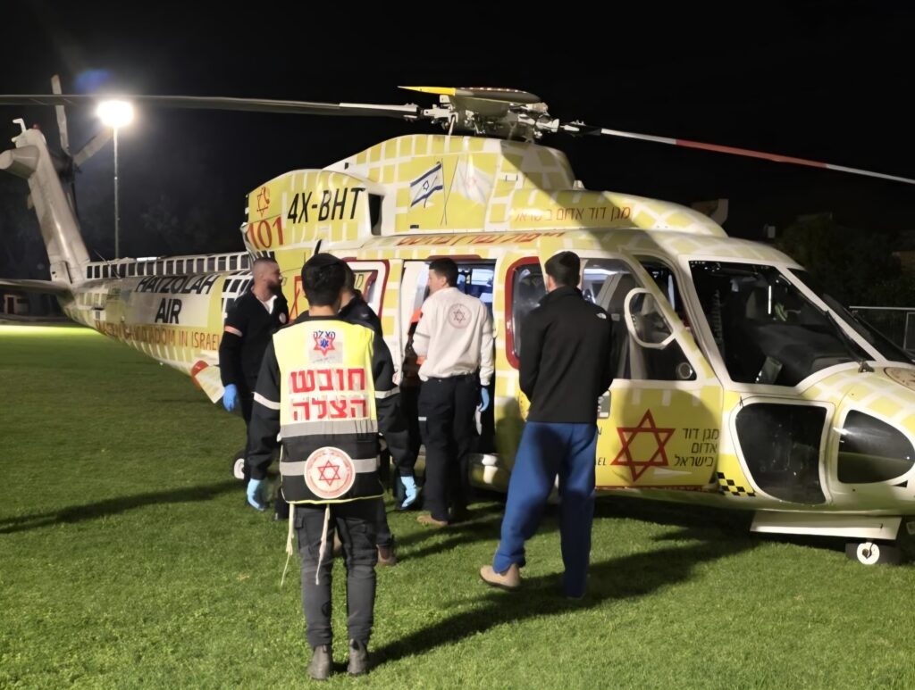 מתנדבי הצלה מעניקים טיפול רפואי בזירת תאונת דרכים