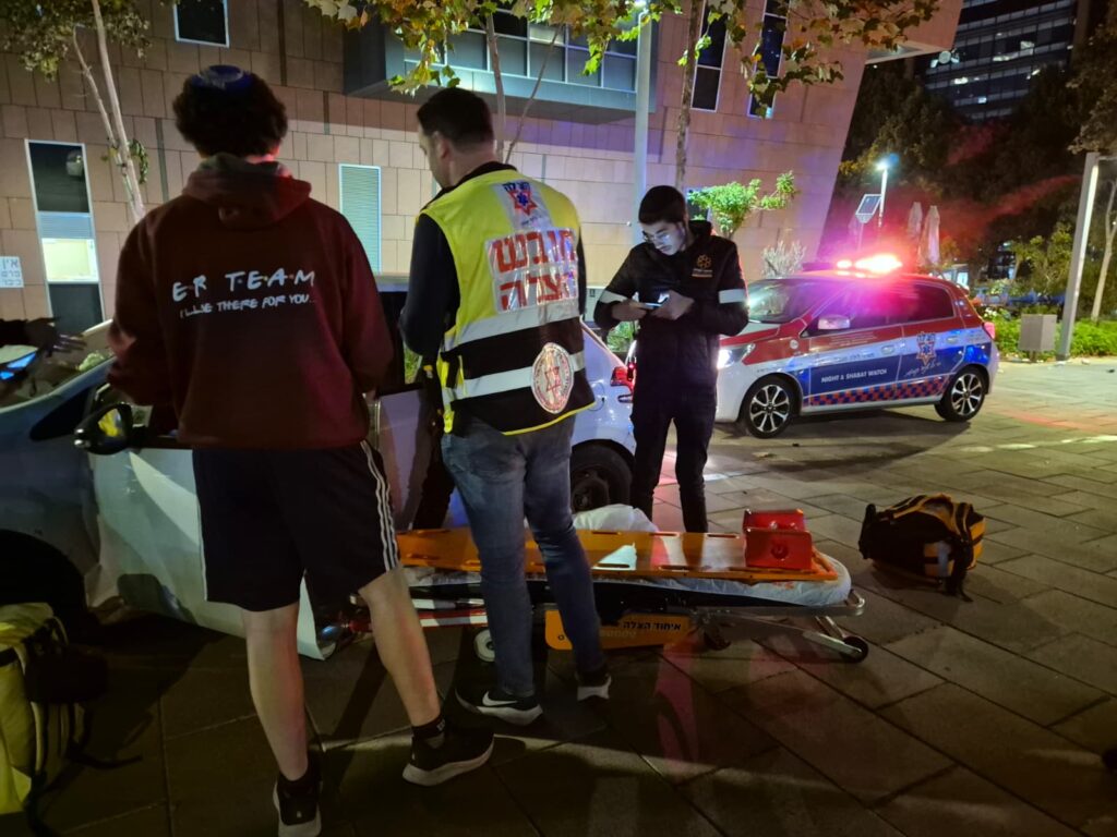 מתנדבי הצלה מעניקים טיפול רפואי בזירת תאונת דרכים