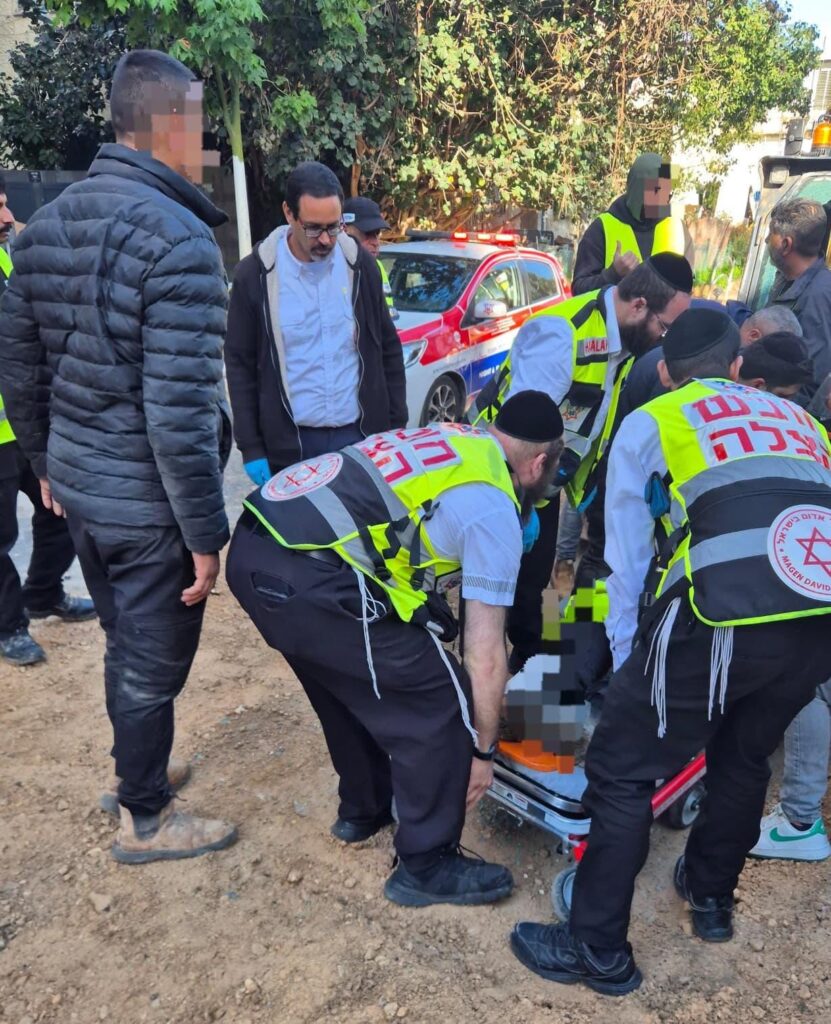 מתנדבי הצלה מעניקים טיפול רפואי בזירת תאונת עבודה