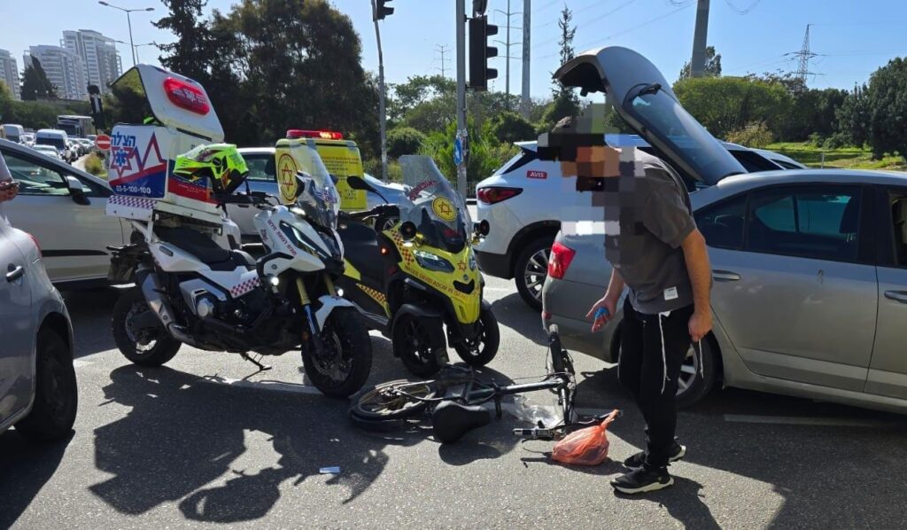 מתנדבי הצלה מעניקים טיפול רפואי בזירת תאונת דרכים