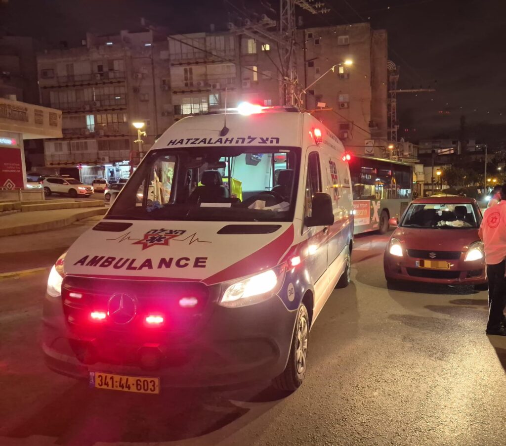 מתנדבי הצלה מעניקים טיפול רפואי בזירת תאונת דרכים