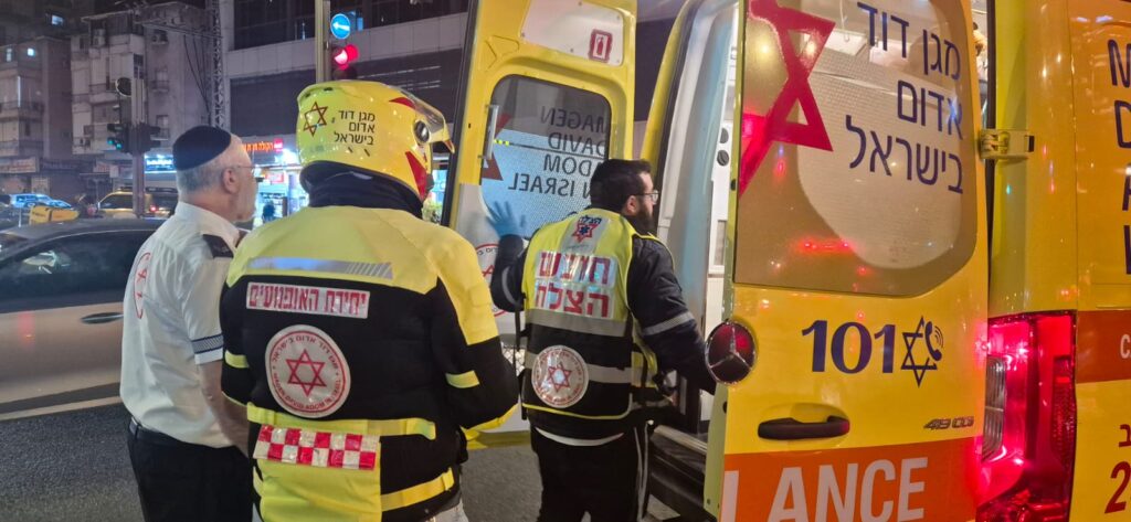 מתנדבי הצלה מעניקים טיפול רפואי בזירת תאונת דרכים