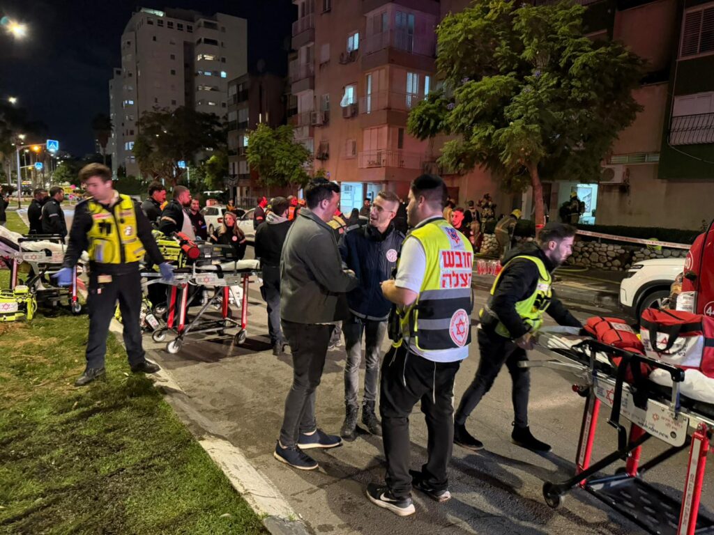 מתנדבי הצלה מעניקים טיפול רפואי בזירת שריפה