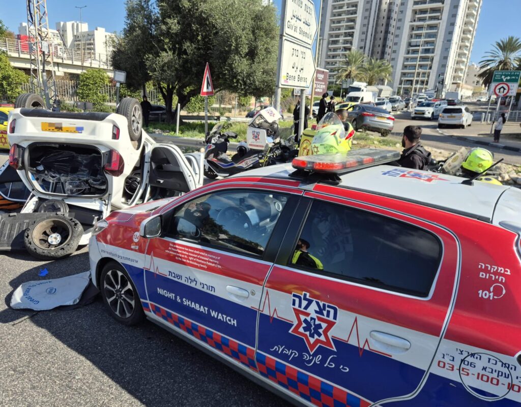 מתנדבי הצלה מעניקים טיפול רפואי בזירת תאונת דרכים