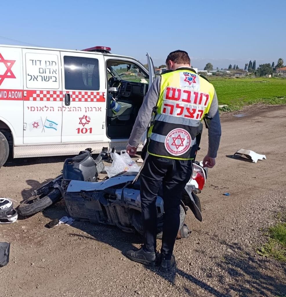 מתנדבי הצלה מעניקים טיפול רפואי בזירת תאונת דרכים