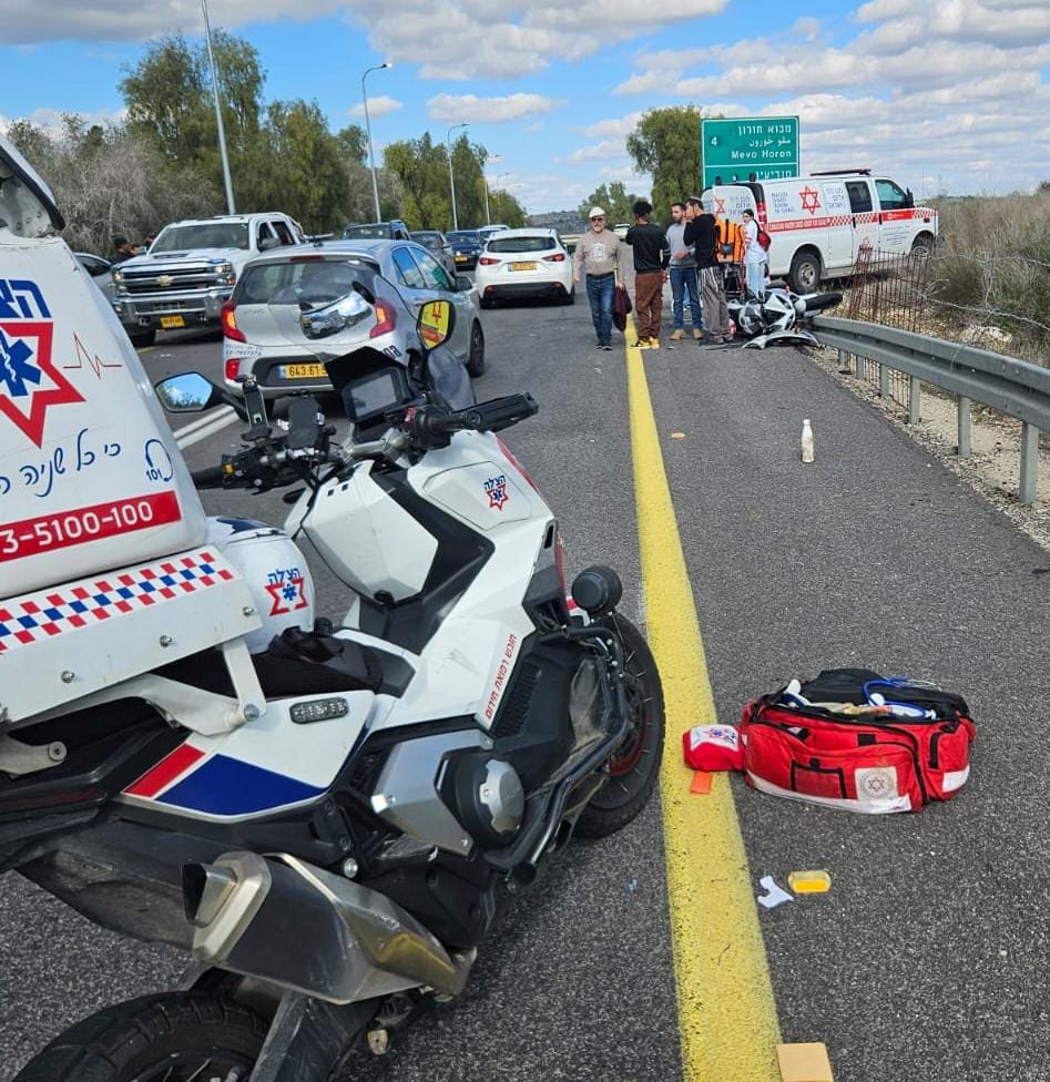 מתנדבי הצלה מעניקים טיפול רפואי בזירת תאונת דרכים