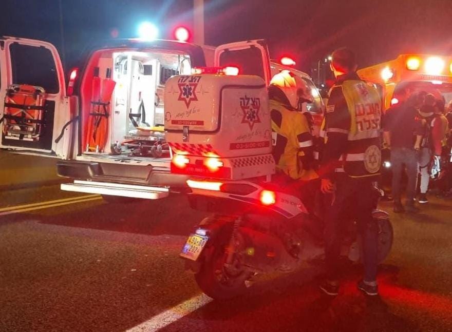 מתנדבי הצלה מעניקים טיפול רפואי בזירת תאונת דרכים