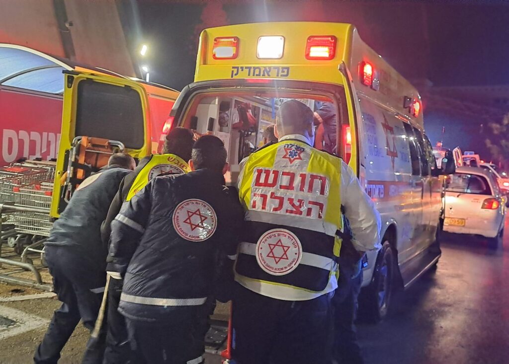 מתנדבי הצלה מעניקים טיפול רפואי באירוע אלימות