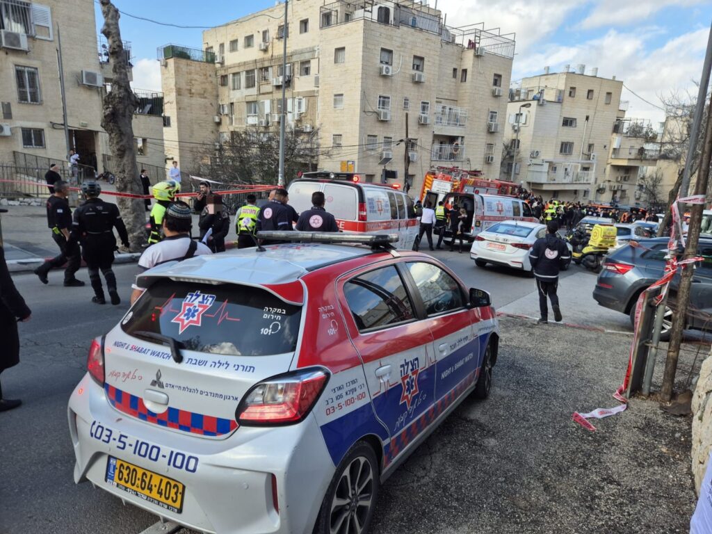 מתנדבי הצלה מעניקים טיפול רפואי בזירה קשה בירושלים