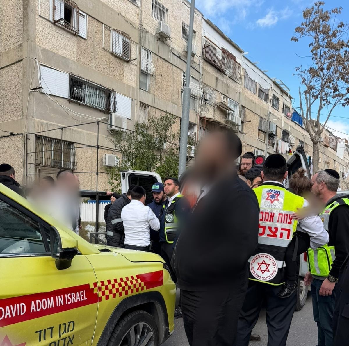 מתנדבי הצלה מעניקים טיפול רפואי בזירה קשה בירושלים