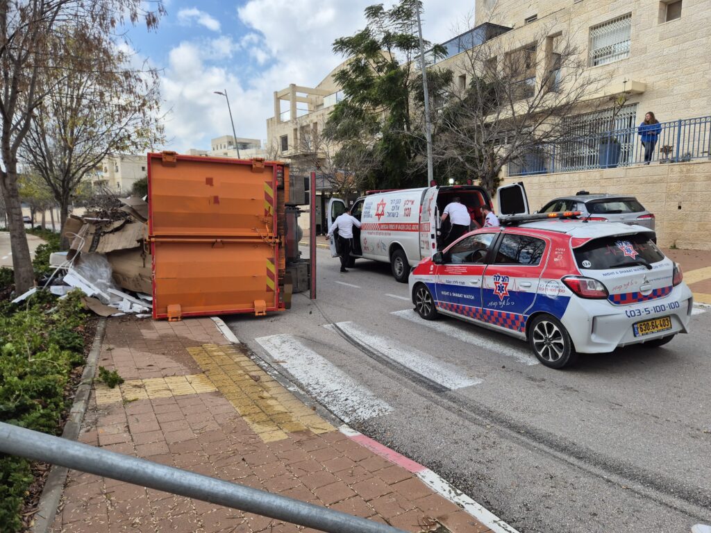 מתנדבי הצלה מעניקים טיפול רפואי בזירת תאונת דרכים