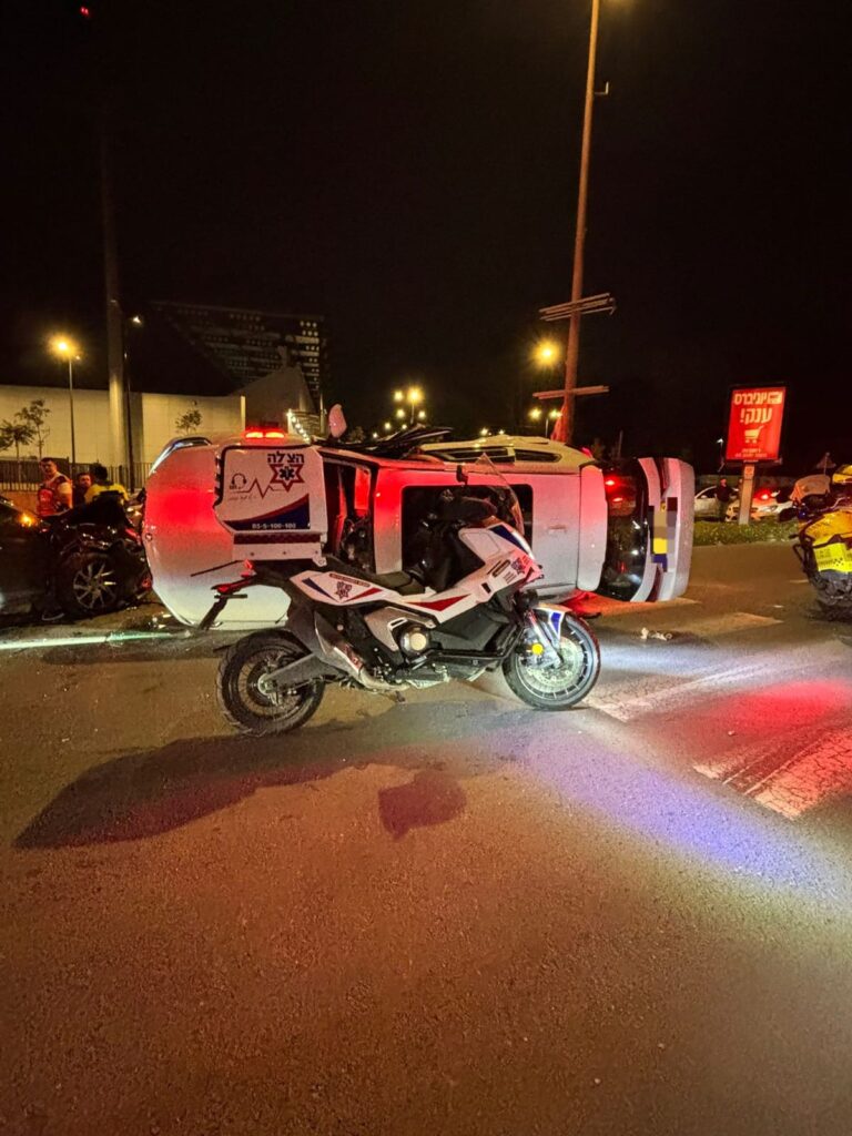 מתנדבי הצלה מעניקים טיפול רפואי בזירת תאונת דרכים