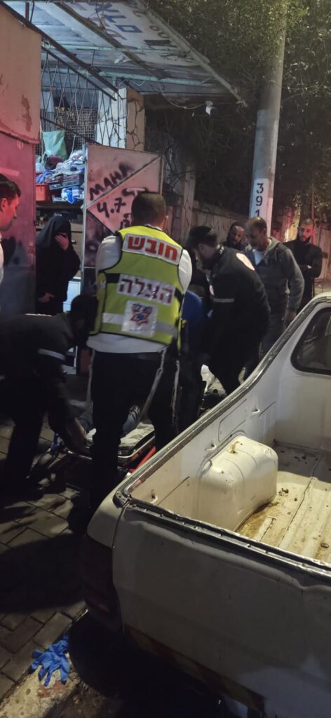 מתנדבי הצלה מעניקים טיפול רפואי במקרה אלימות