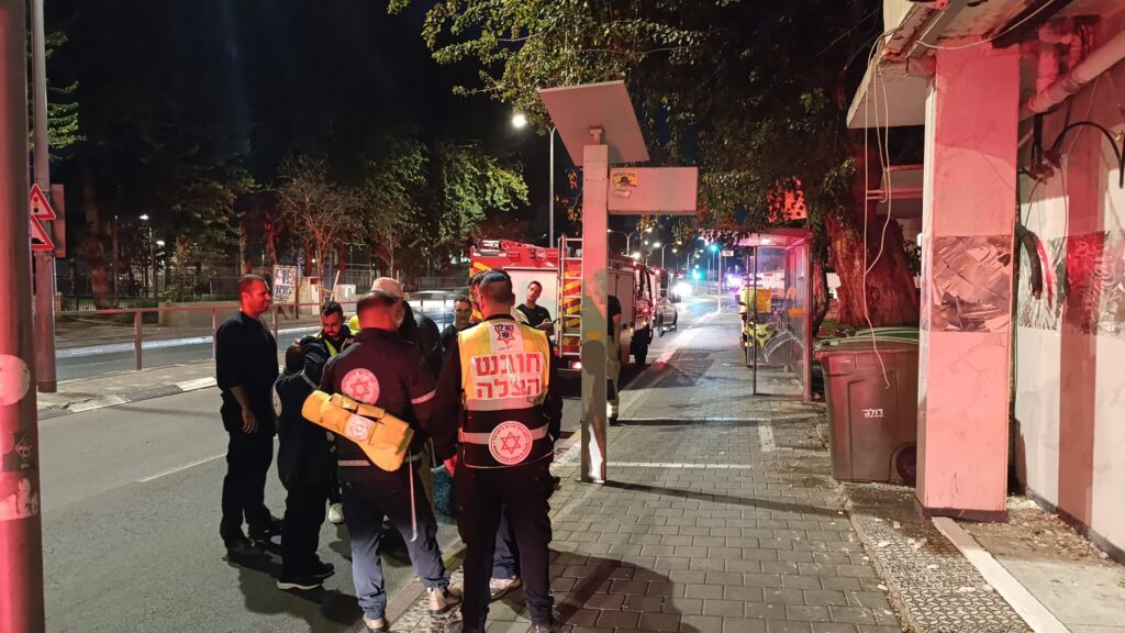 מתנדבי הצלה לאחר שהעניקו טיפול רפואי בזירת שריפה