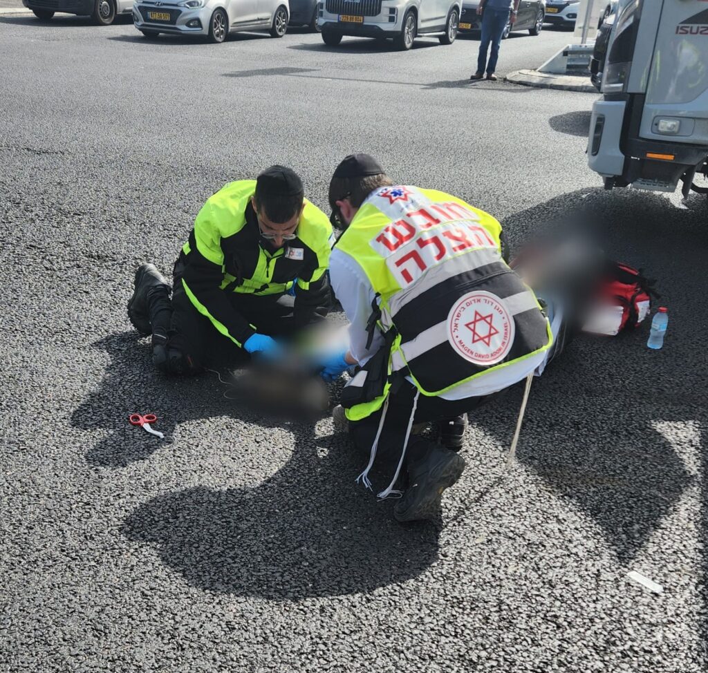 מתנדבי הצלה מעניקים טיפול רפואי בזירת תאונת דרכים