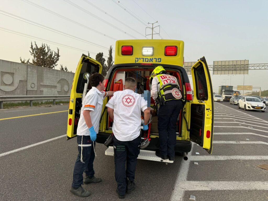 מתנדבי הצלה מעניקים טיפול רפואי בזירת תאונת דרכים