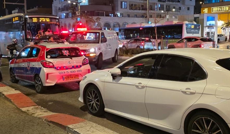 מתנדבי הצלה מעניקים טיפול רפואי בזירת תאונת דרכים