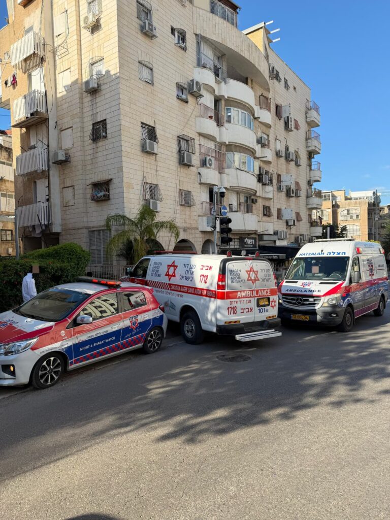 מתנדבי הצלה מעניקים טיפול רפואי בזירת נפילה מגובה