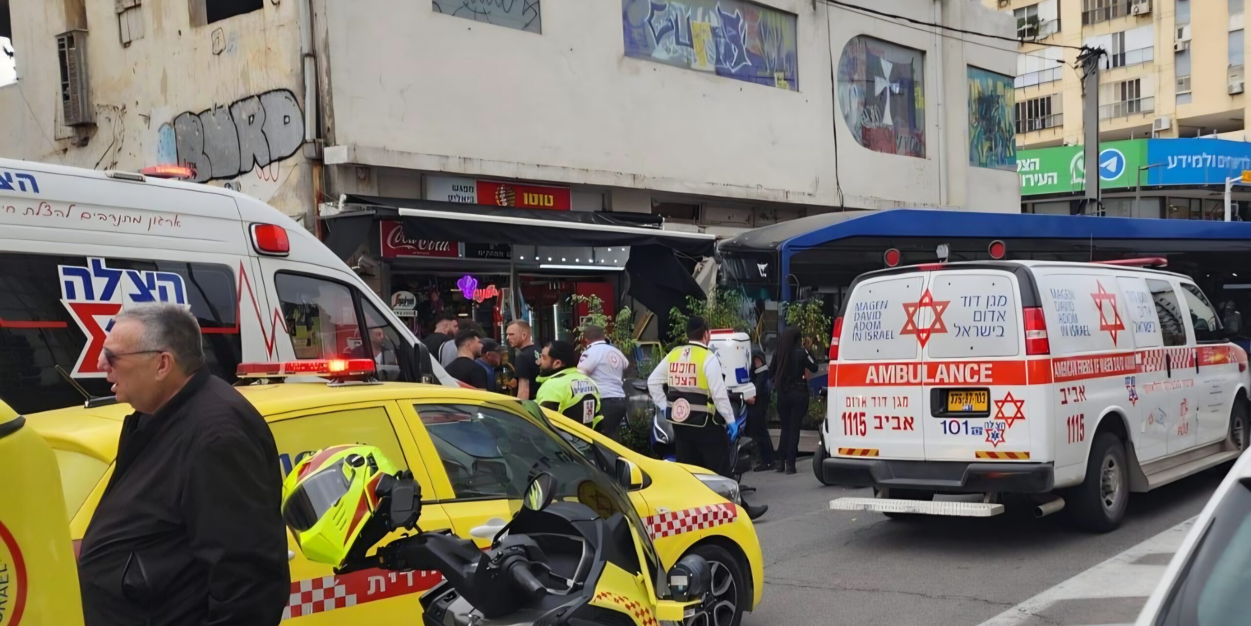 מתנדבי הצלה מעניקים טיפול רפואי בזירת תאונת דרכים קשה