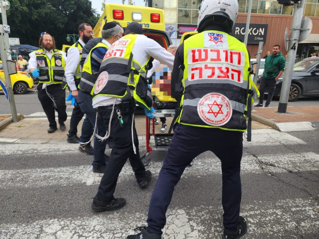 מתנדבי הצלה מעניקים טיפול רפואי בזירת תאונת דרכים קשה