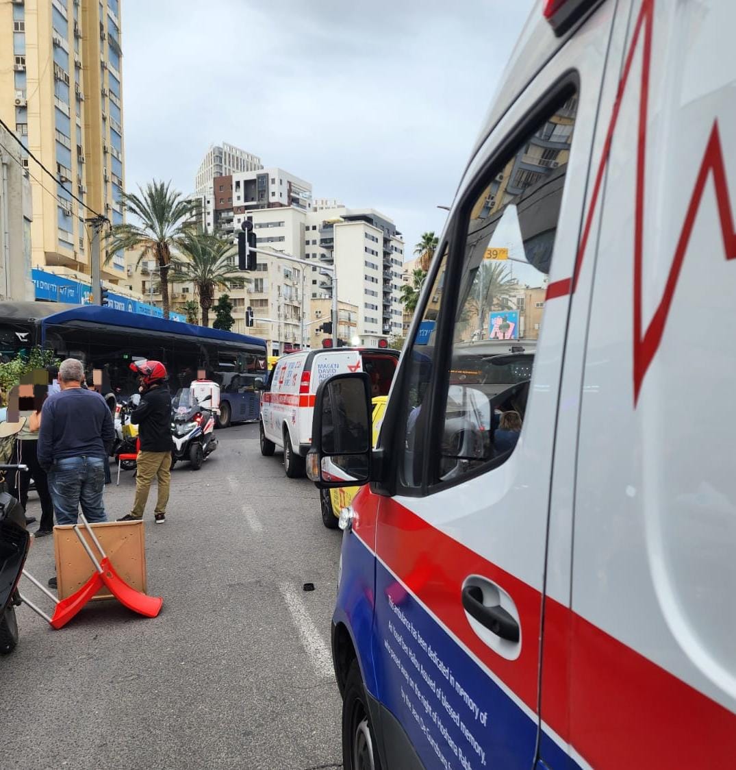 מתנדבי הצלה מעניקים טיפול רפואי בזירת תאונת דרכים קשה