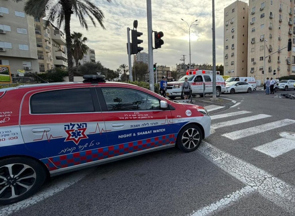 מתנדבי הצלה מעניקים טיפול רפואי בזירת תאונת דרכים קשה