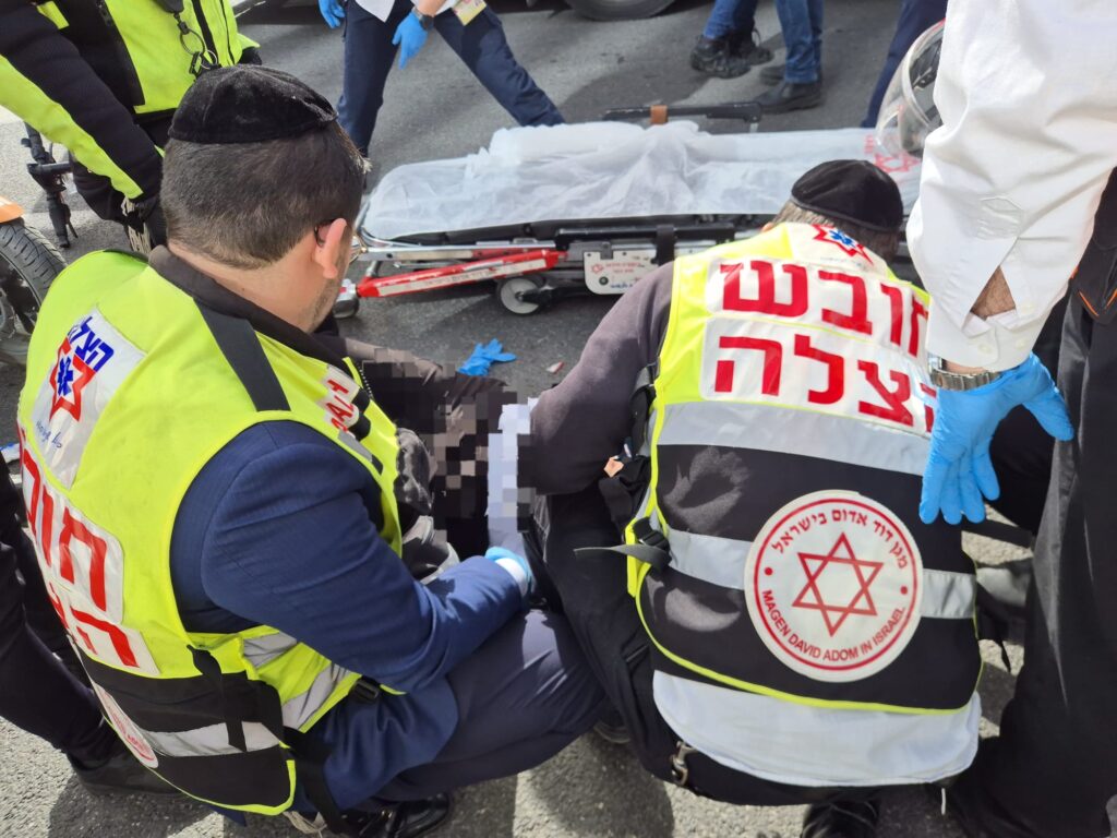 מתנדבי הצלה מעניקים טיפול רפואי בזירת תאונת דרכים קשה